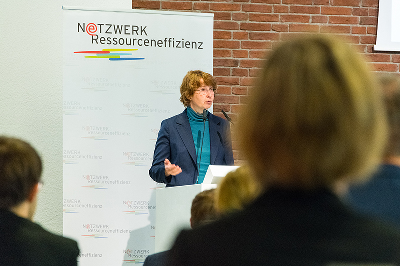 Das Bild zeigt Staatssekretärin Dr. Christiane Rohleder, die einen Vortrag während einer NeRess-Konferenz hält. 